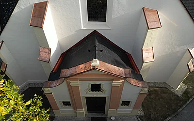 Vogelperspektive des Eingangsbereichs der Kirche in Phyra nach der denkmalgeschützten Dachsanierung