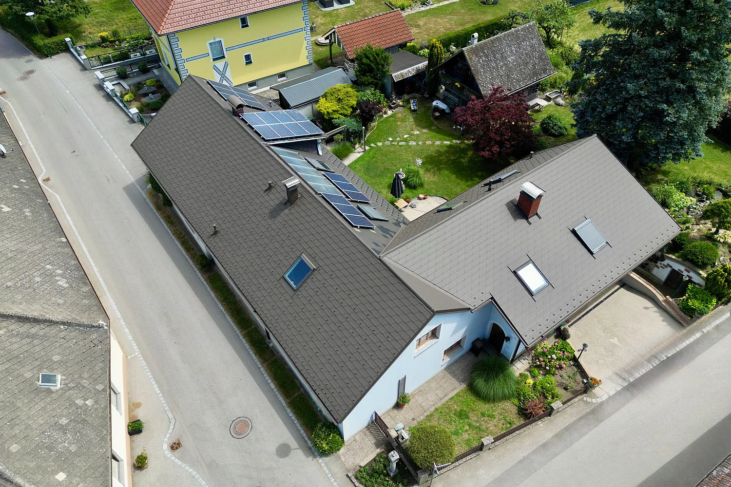 Seitliche Drohnenansicht nach der Dachsanierung eines Einfamilienhauses in Neidling