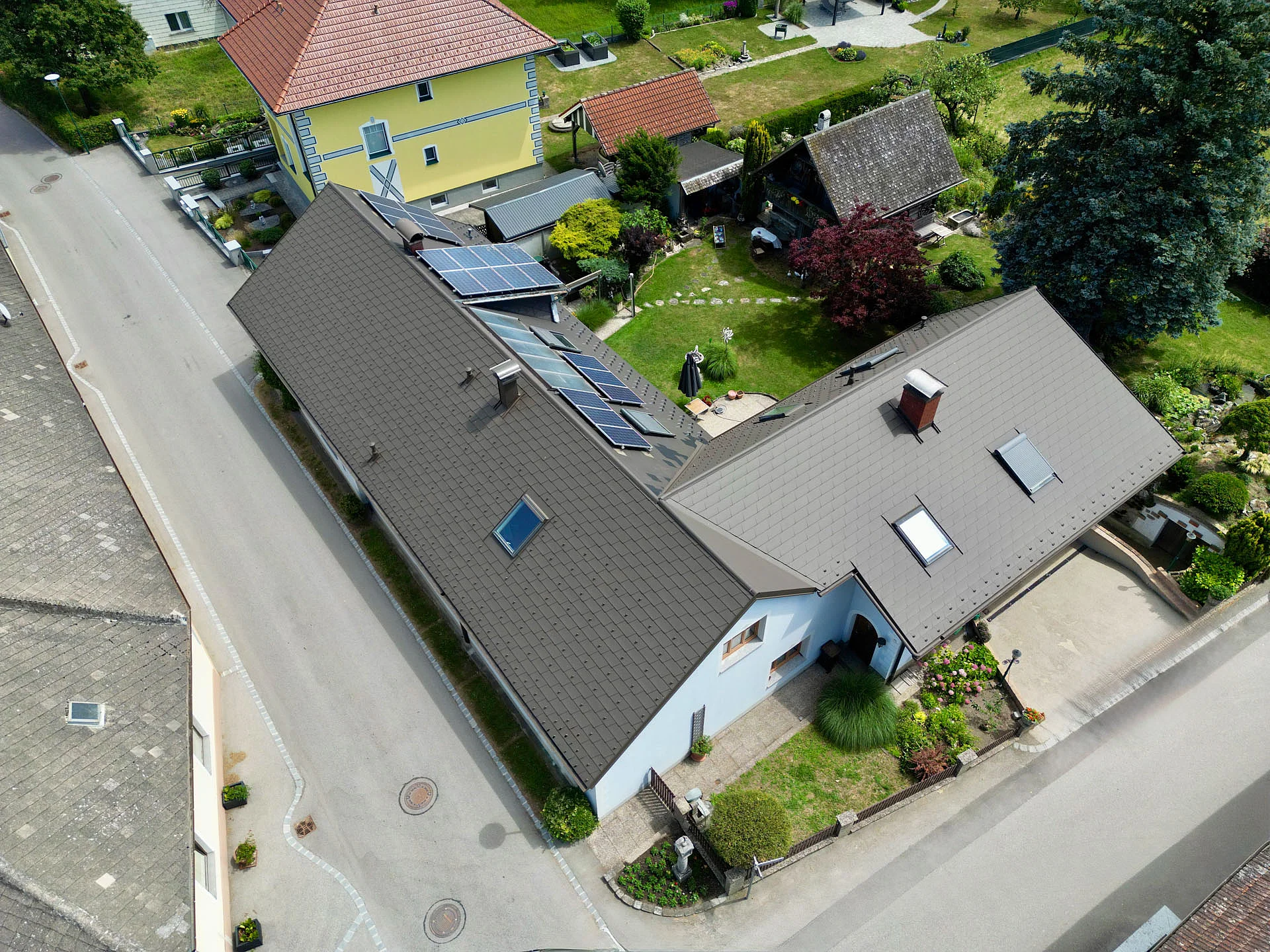 Seitliche Drohnenansicht nach der Dachsanierung eines Einfamilienhauses in Neidling