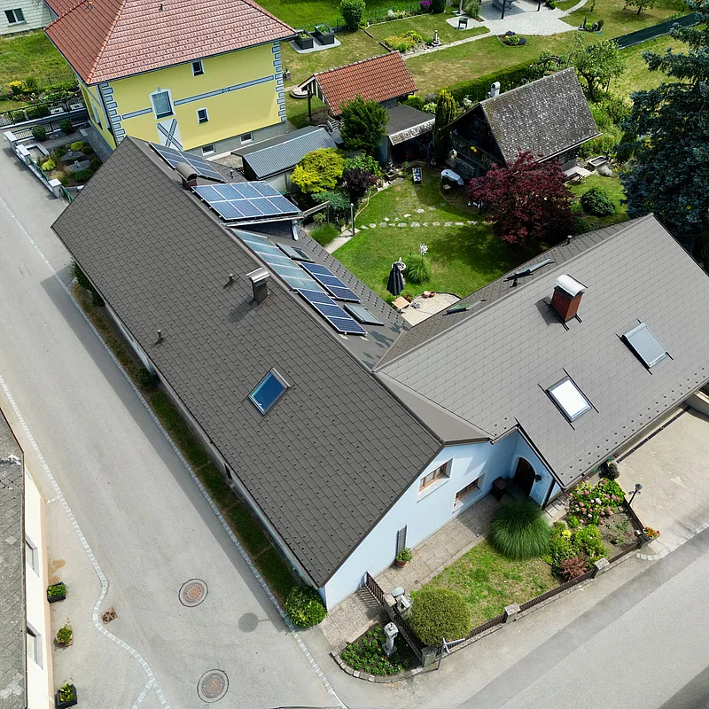 Seitliche Drohnenansicht nach der Dachsanierung eines Einfamilienhauses in Neidling