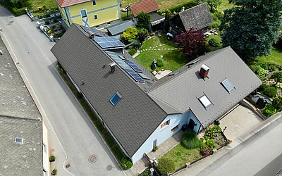 Seitliche Drohnenansicht nach der Dachsanierung eines Einfamilienhauses in Neidling