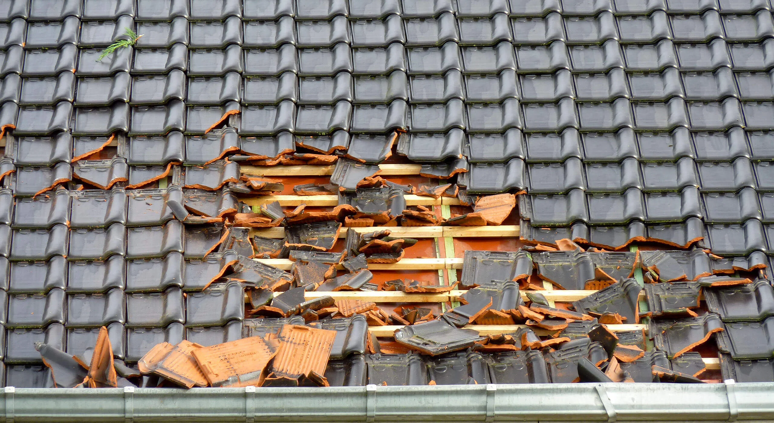 Schaden an einem Dach, verursacht durch ein Unwetter