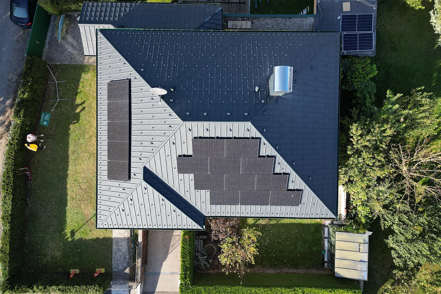 Vogelperspektive der fertigen Dachsanierung eines Einfamilienhauses in Hain