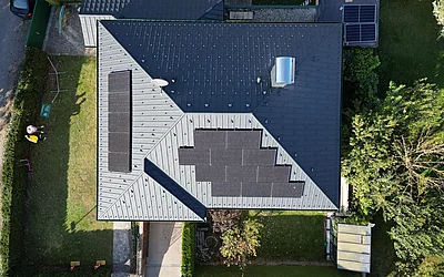 Vogelperspektive der fertigen Dachsanierung eines Einfamilienhauses in Hain