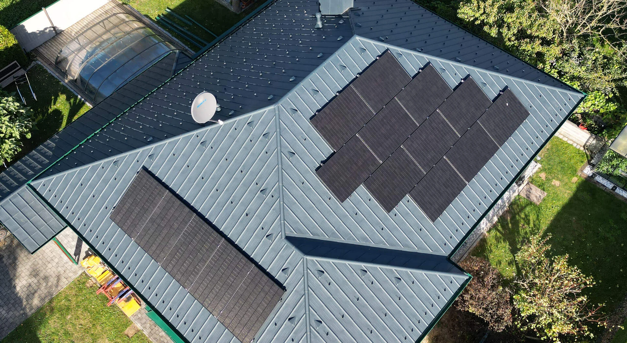 Drohnenaufnahme von einem Sanierten Dach von oben