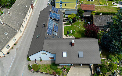 Vogelperspektive nach der Dachsanierung eines Einfamilienhauses in Neidling