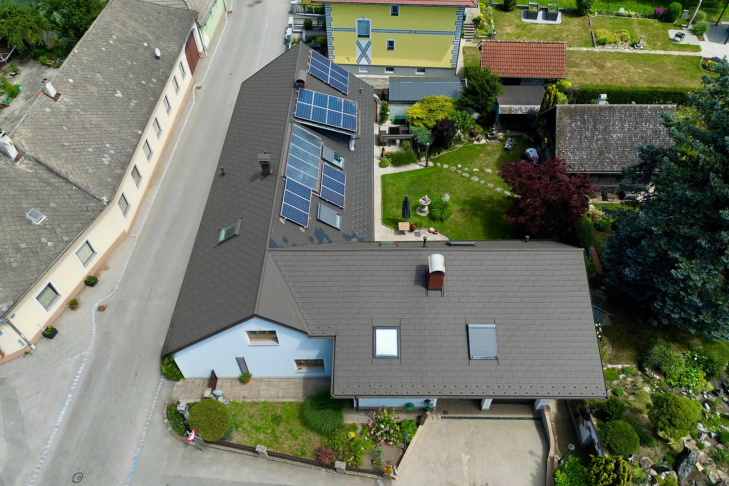 Vogelperspektive nach der Dachsanierung eines Einfamilienhauses in Neidling