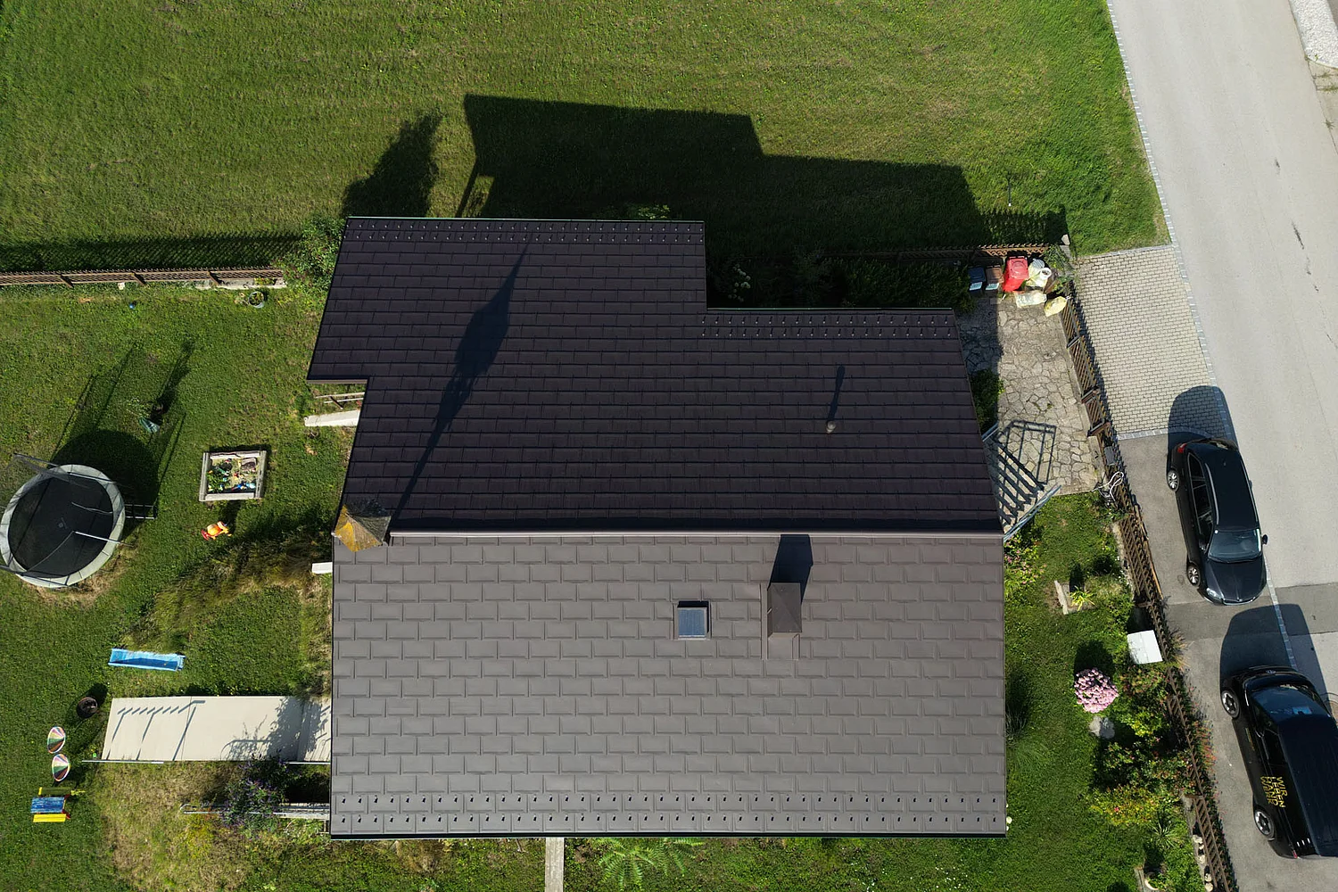 Vogelperspektive der fertigen Dachsanierung eines Einfamilienhauses in Karlstetten