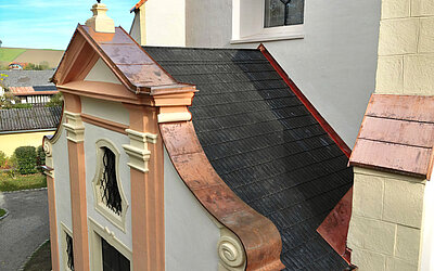 Seitliche Nachaufnahme des Eingangsbereichs nach der denkmalgeschützten Dachsanierung