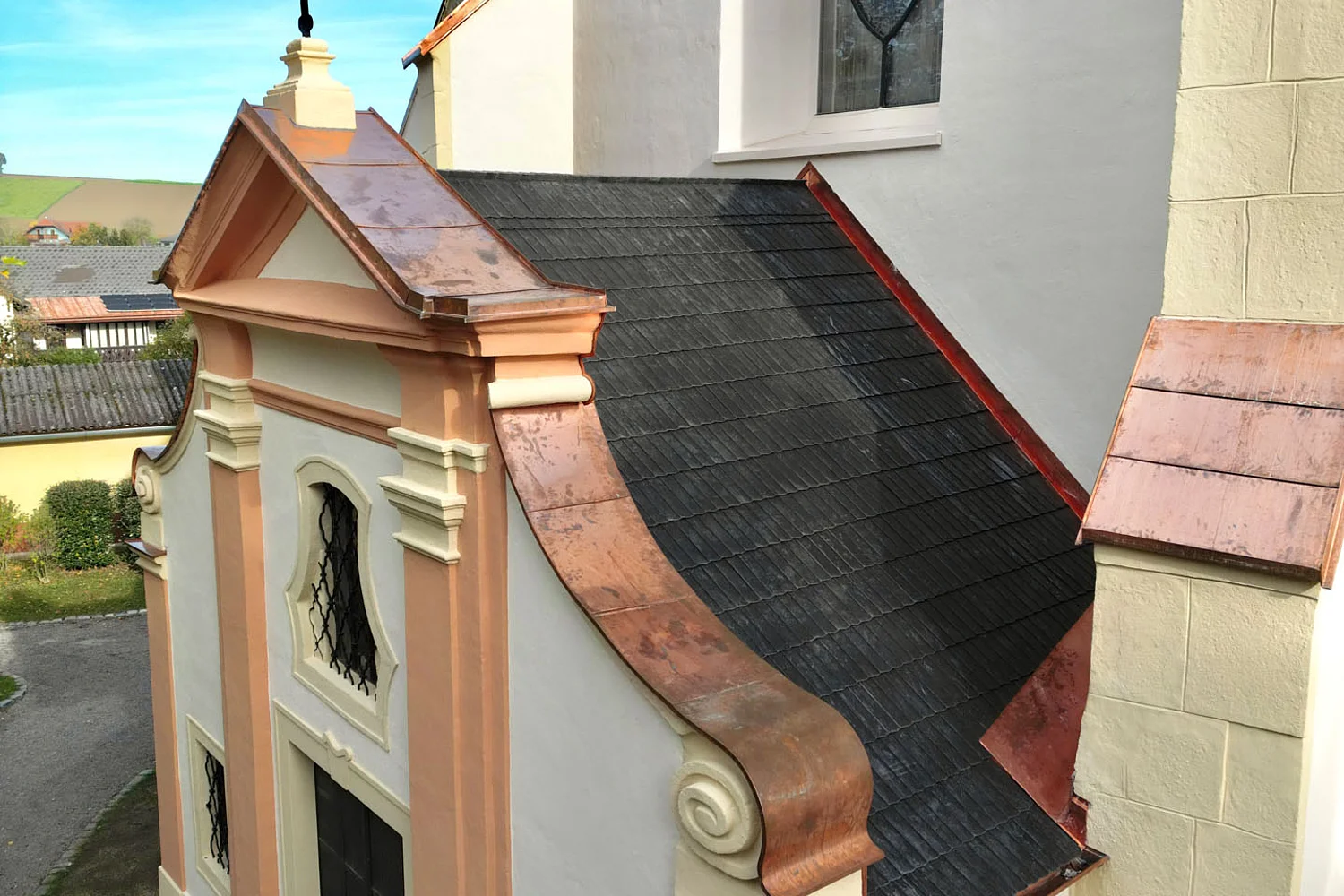 Seitliche Nachaufnahme des Eingangsbereichs nach der denkmalgeschützten Dachsanierung