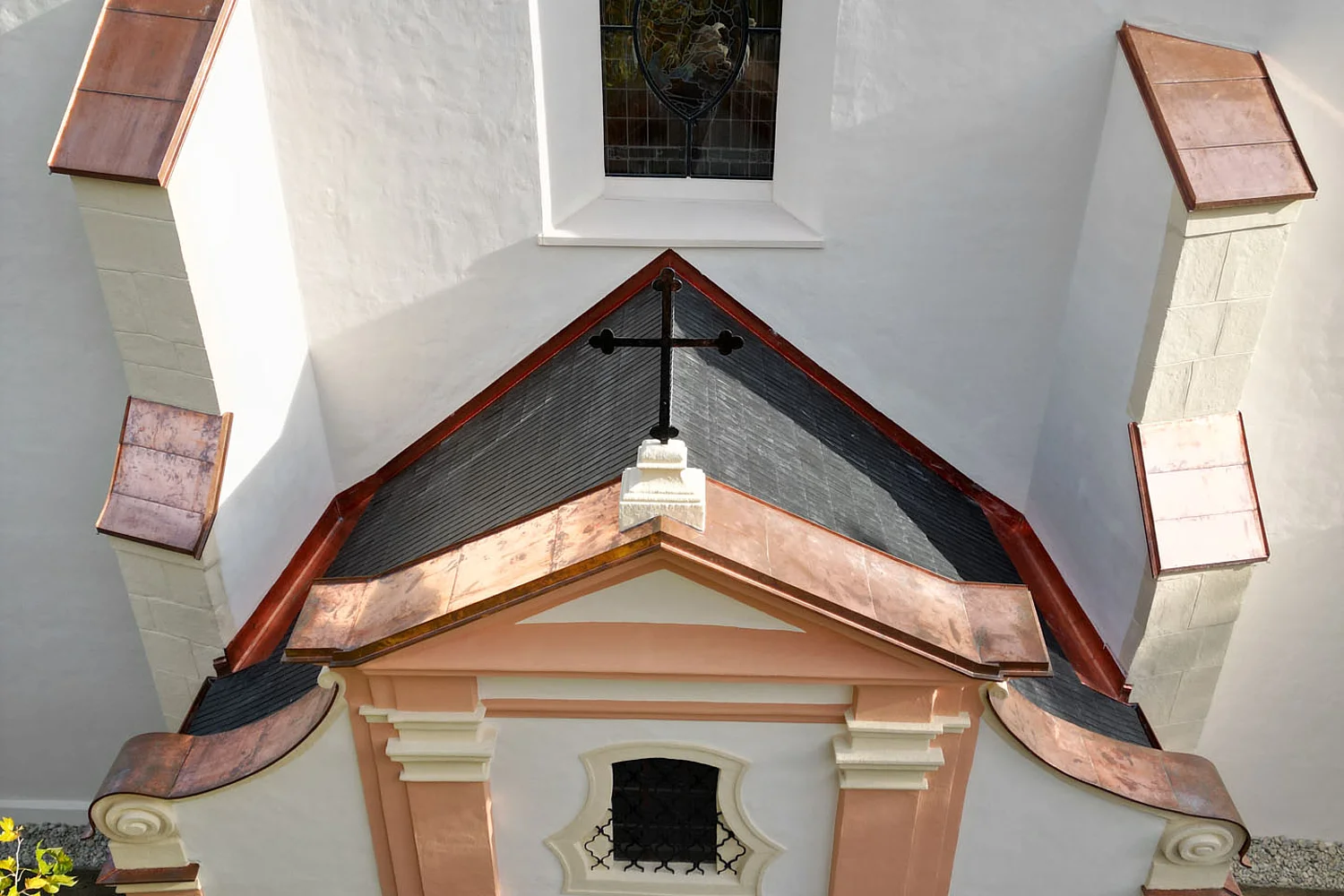 Frontale Vogelperspektive des Eingangsbereichs der Kirche in Phyra nach der denkmalgeschützten Dachsanierung