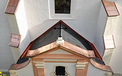 Frontale Vogelperspektive des Eingangsbereichs der Kirche in Phyra nach der denkmalgeschützten Dachsanierung