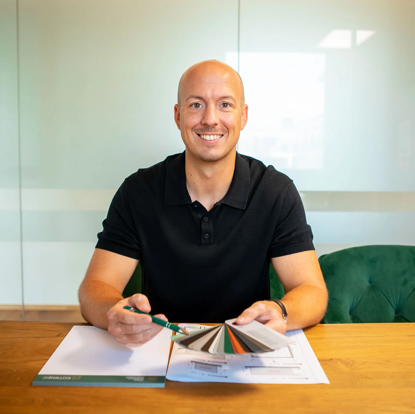 Matthias Kotrnec zeigt einen Farbfächer