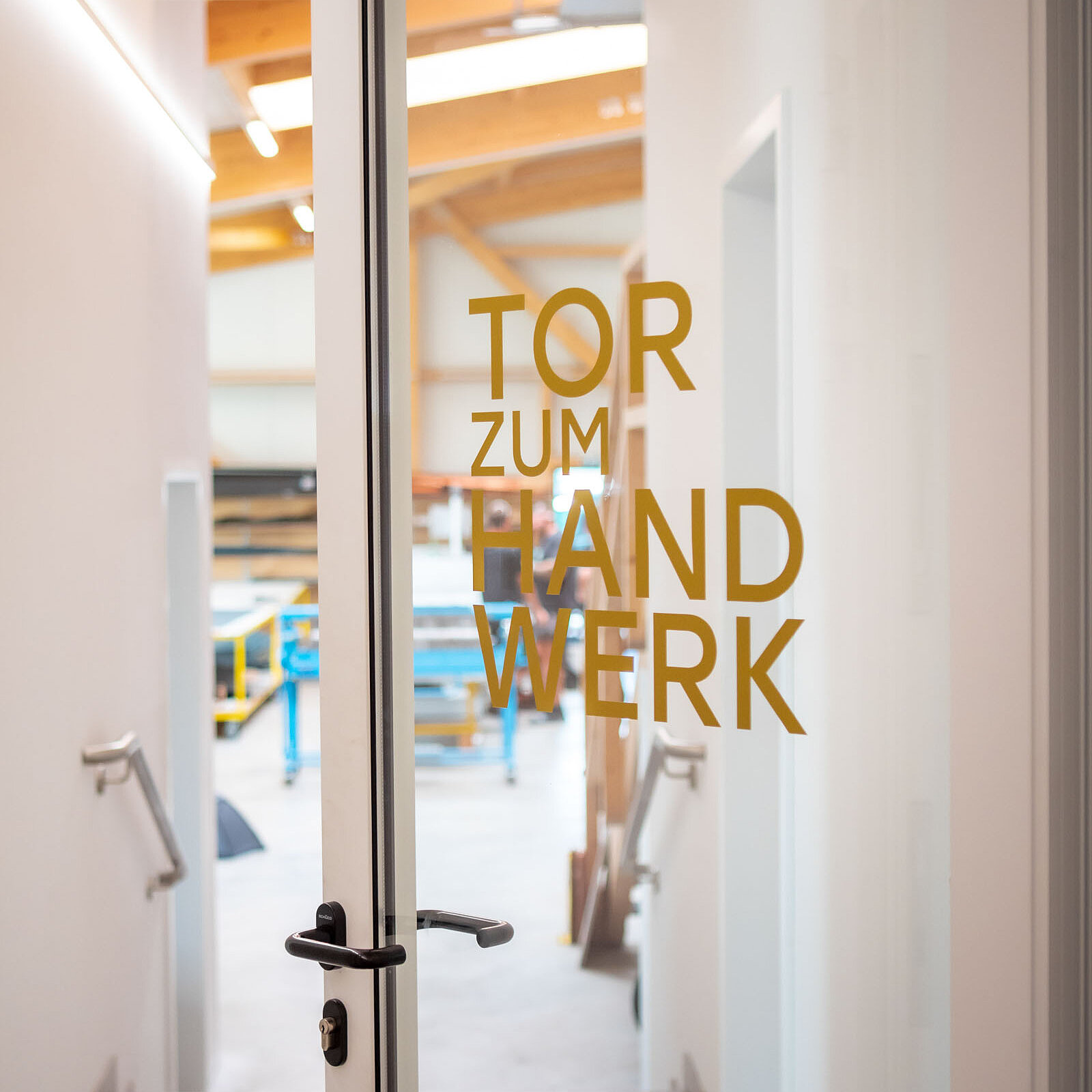 Glastür mit der Aufschrift "Tor zum Handwerk"