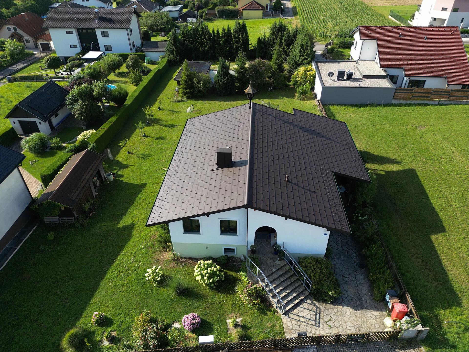 Drohnenaufnahme der fertigen Dachsanierung eines Einfamilienhauses in Karlstetten frontal von oben