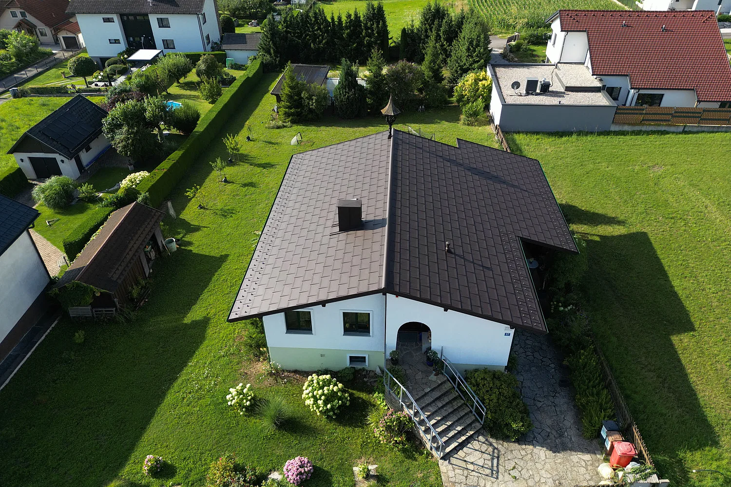 Drohnenaufnahme der fertigen Dachsanierung eines Einfamilienhauses in Karlstetten frontal von oben