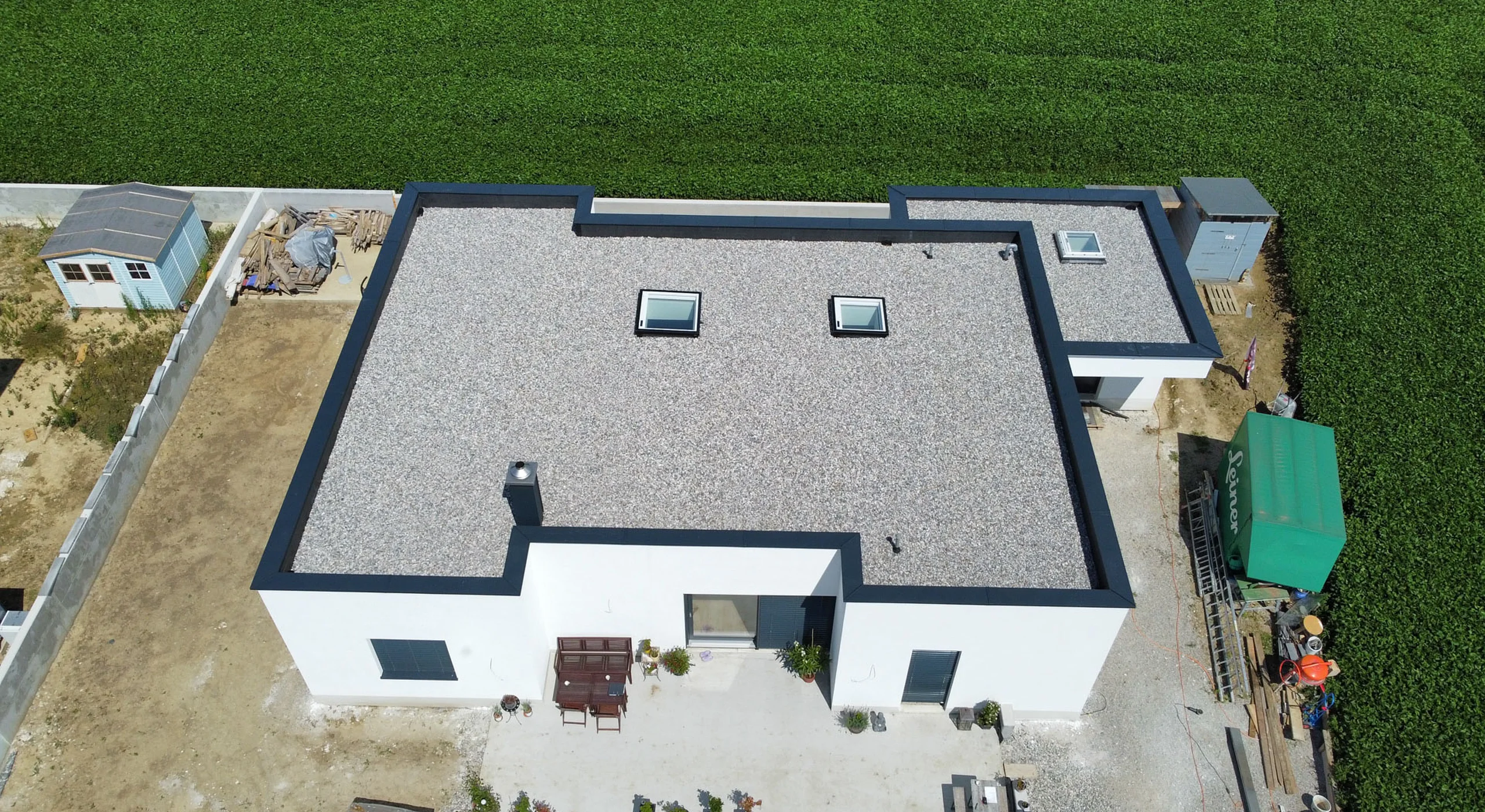 Drohnenaufnahme eines Flachdaches