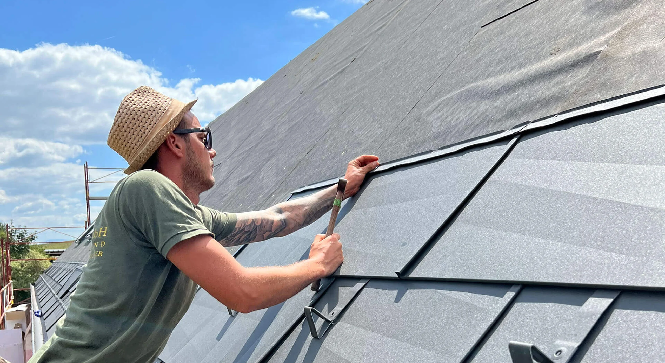 Prefa Dachplatten werden verlegt