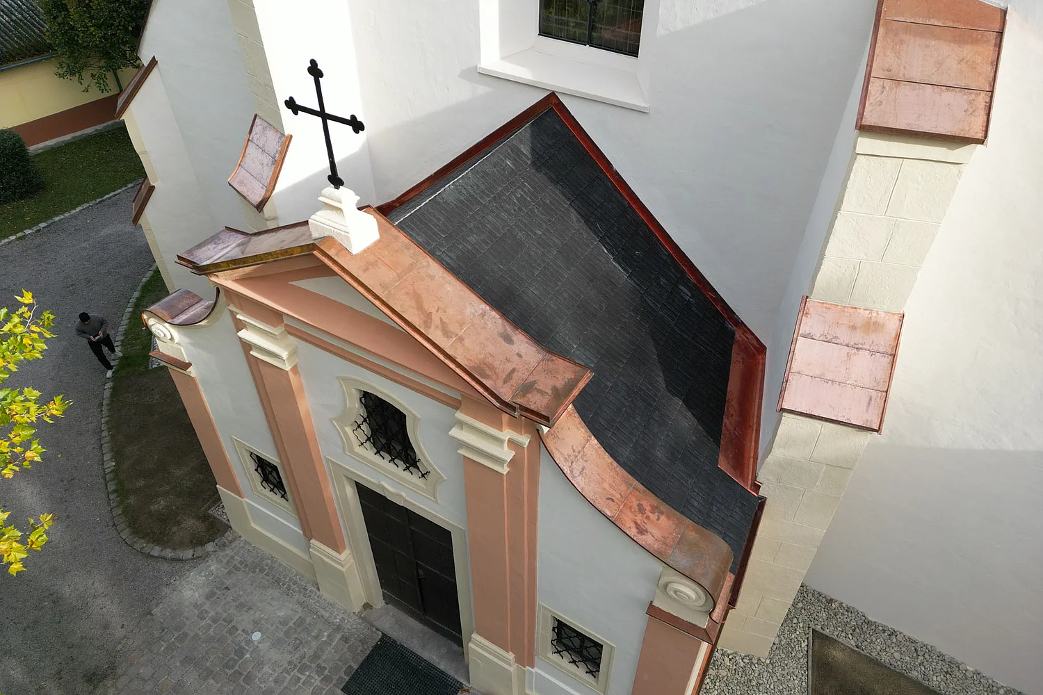 Seitliche Drohnenaufnahme des Eingangsbereichs nach der denkmalgeschützten Dachsanierung