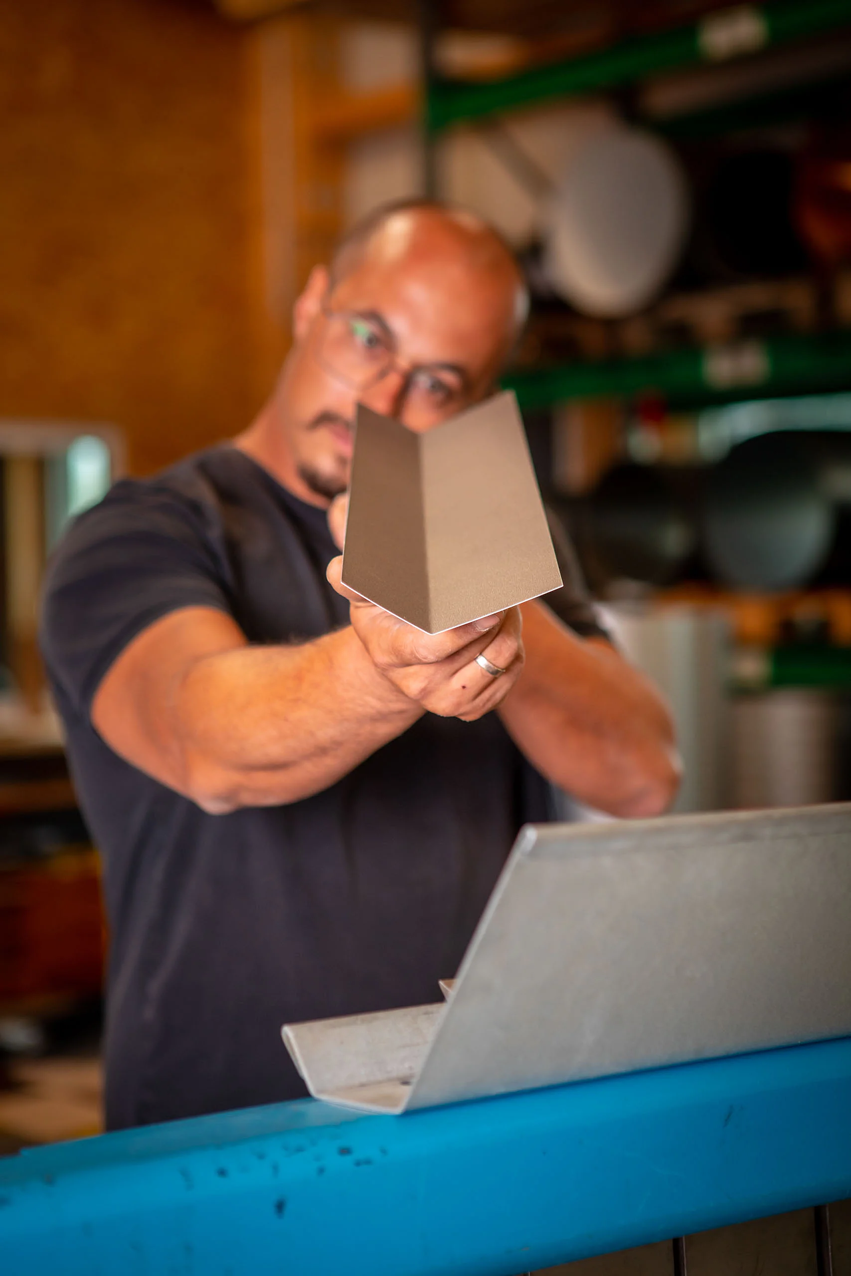 Spengler prüft ein Blechstück