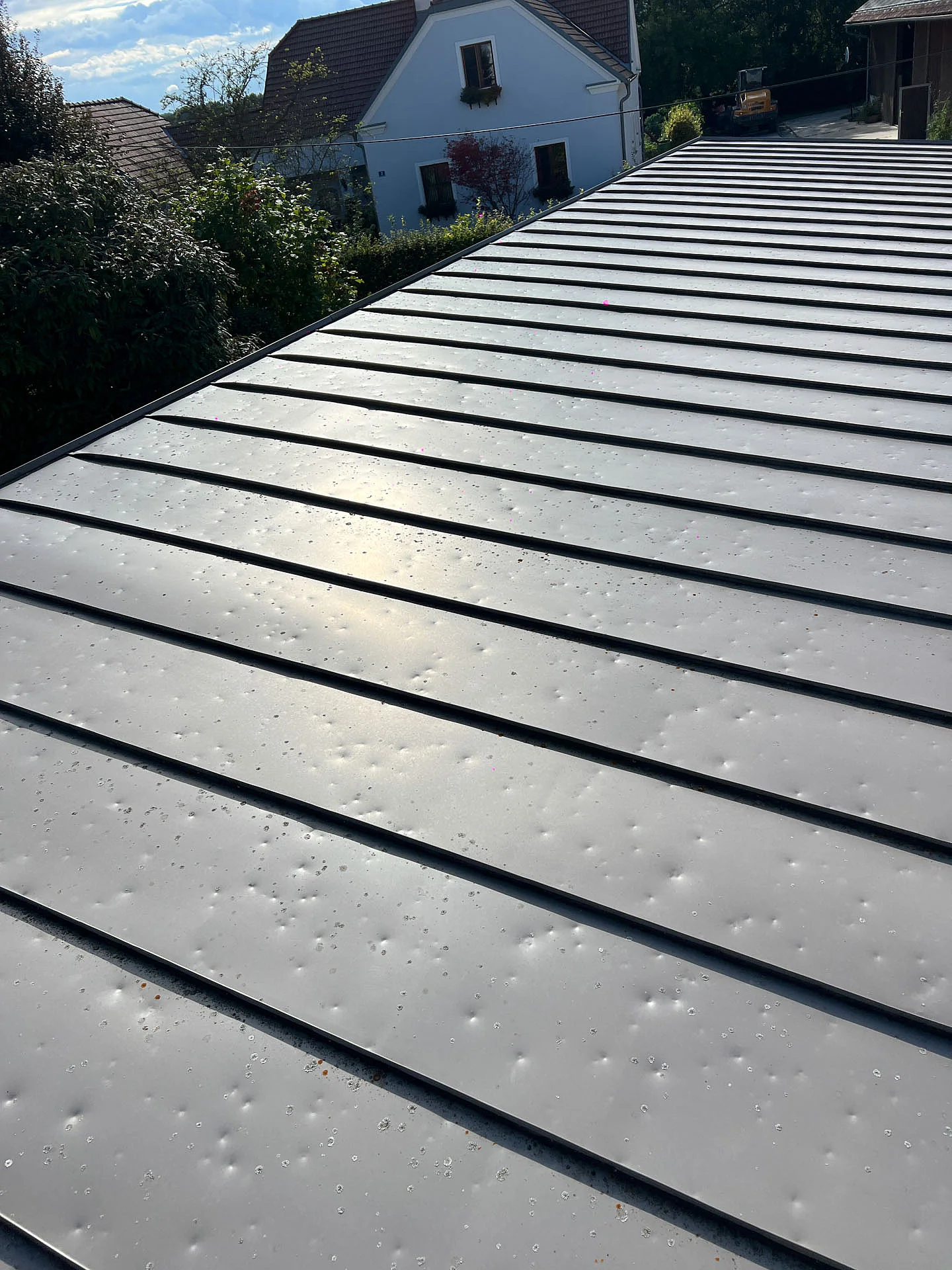 Blechdach nach einem Hagelschaden