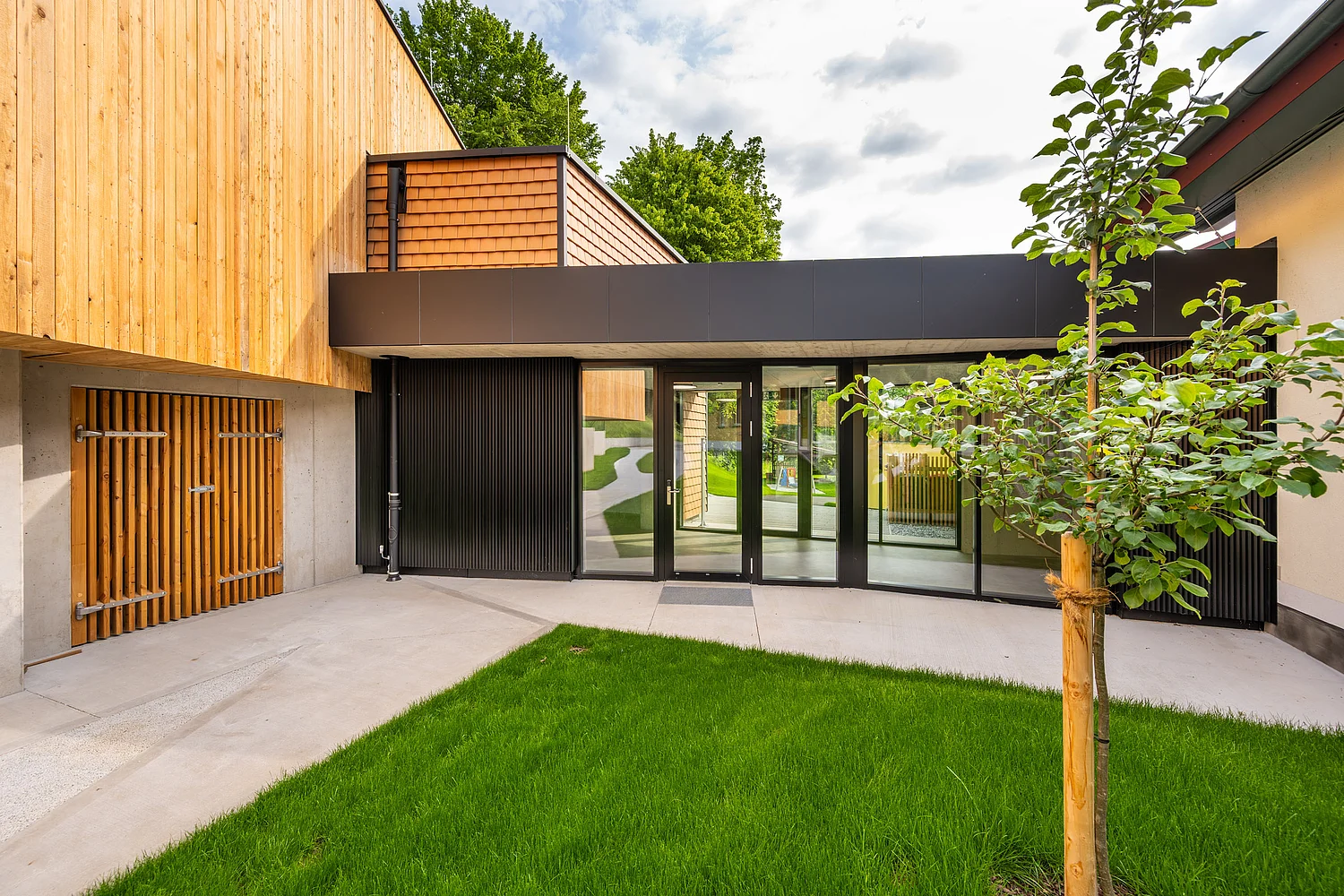 Frontale Ansicht des Kindergarten Zubaus in Weinburg