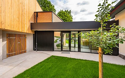 Frontale Ansicht des Kindergarten Zubaus in Weinburg