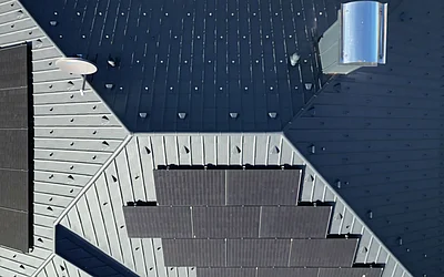 Nahaufnahme der fertigen Dachsanierung eines Einfamilienhauses in Hain