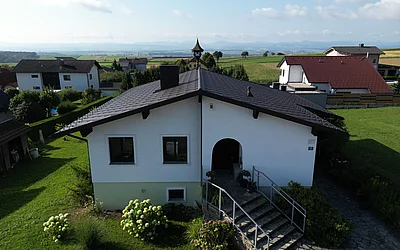 Frontansicht der fertigen Dachsanierung eines Einfamilienhauses in Karlstetten