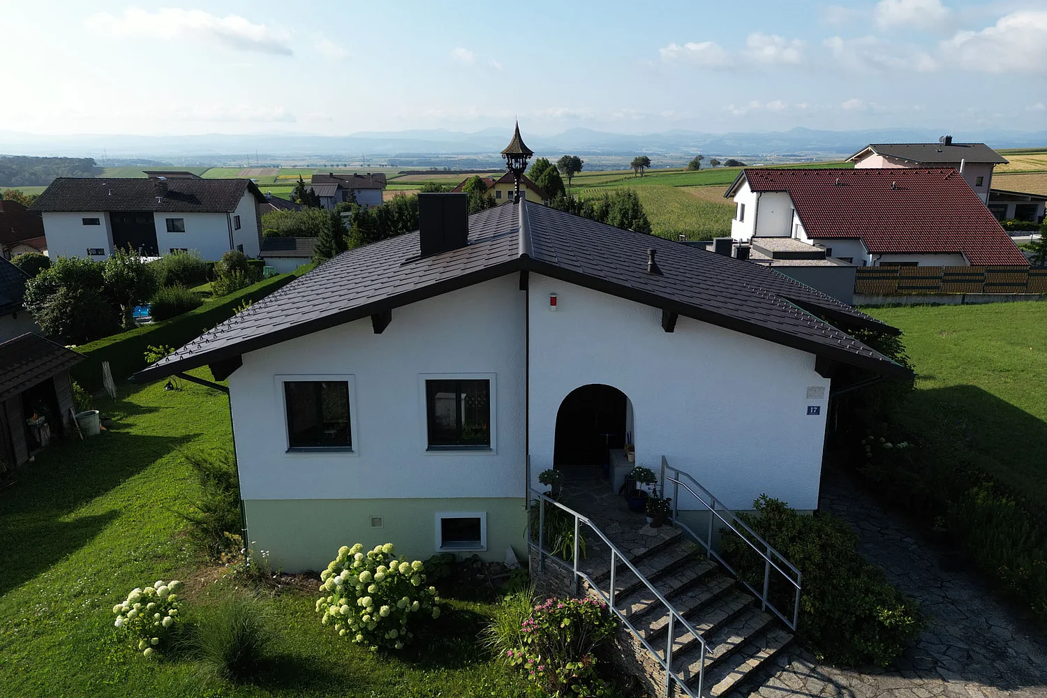 Frontansicht der fertigen Dachsanierung eines Einfamilienhauses in Karlstetten