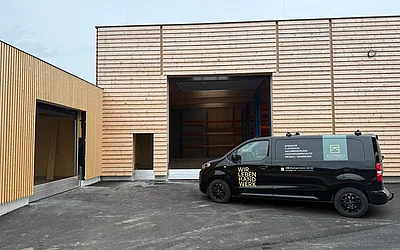 Gesamte Frontansicht des fertig installierten Hochwasserschutzes beim Wertstoffzentrum Pielachtal Prinzersdorf