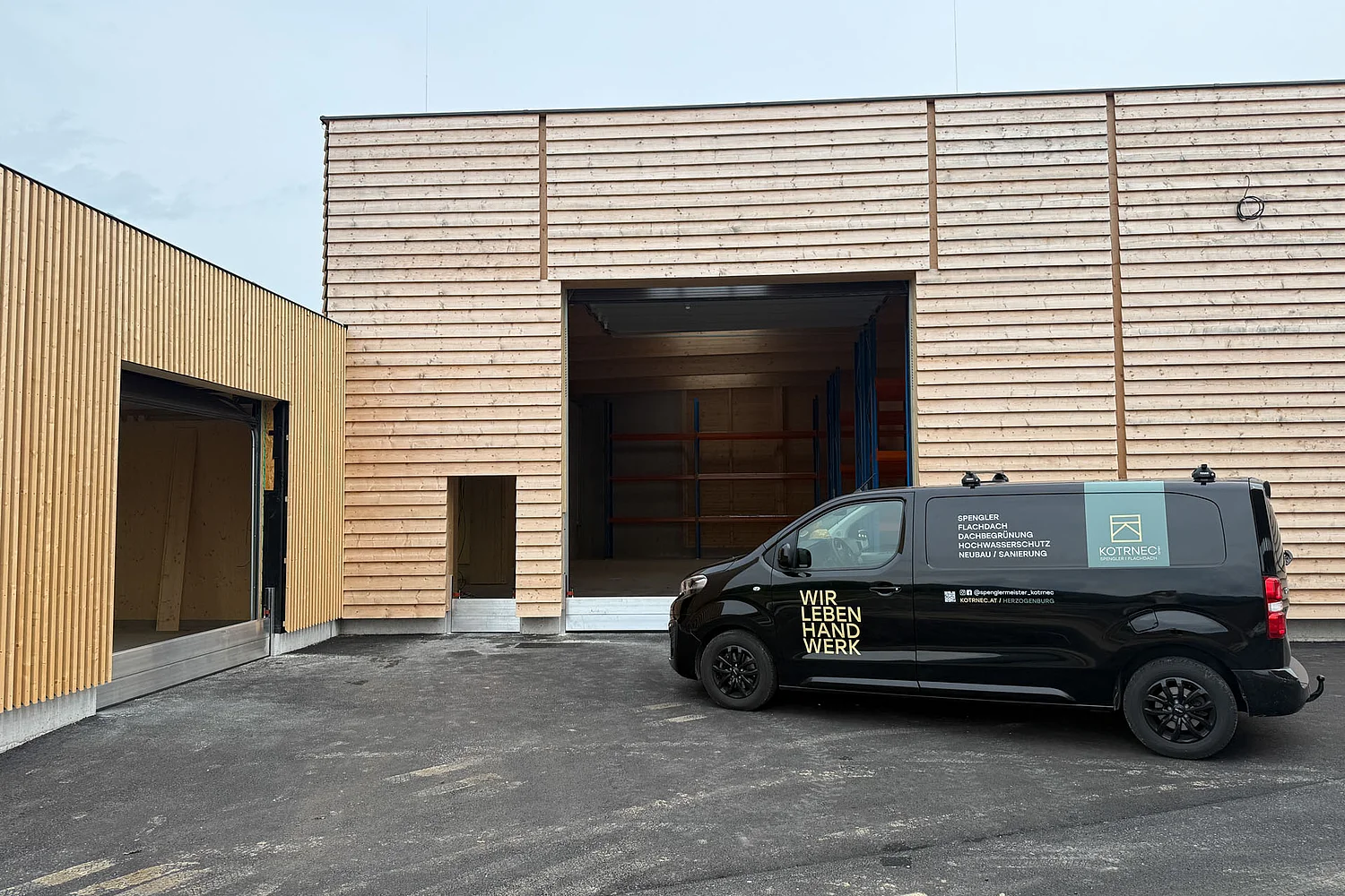 Gesamte Frontansicht des fertig installierten Hochwasserschutzes beim Wertstoffzentrum Pielachtal Prinzersdorf