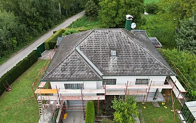 Drohnenaufnahme eines Einfamilienhauses vor der Sanierung von oben