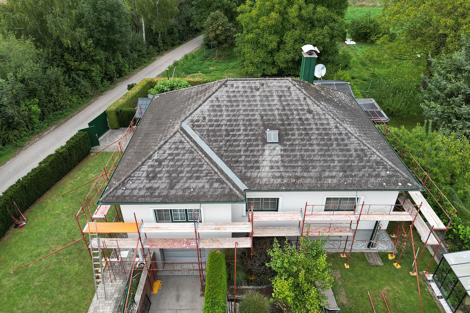 Drohnenaufnahme eines Einfamilienhauses vor der Sanierung von oben