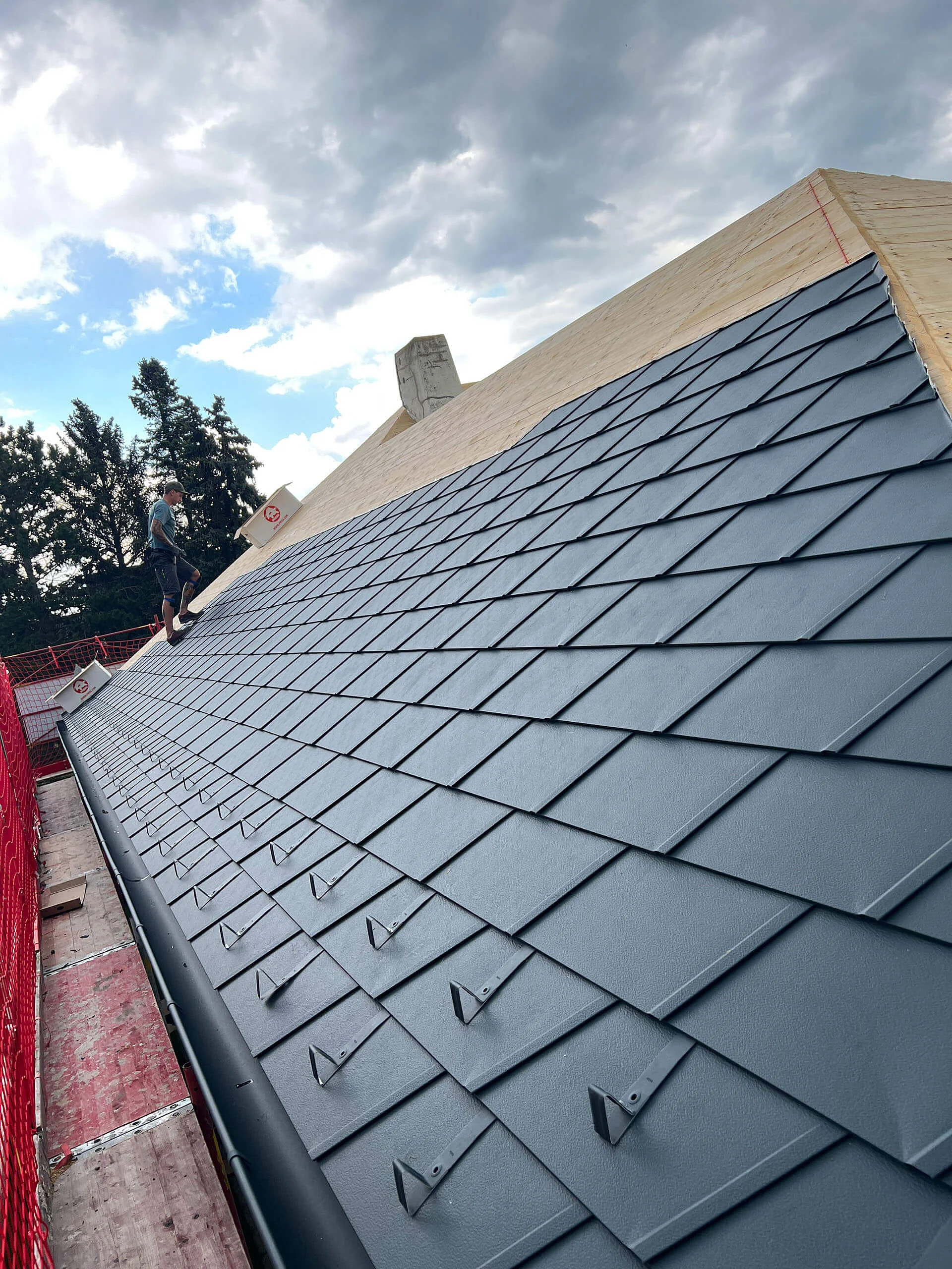 Unvollständig gedecktes Blechdach im Bau