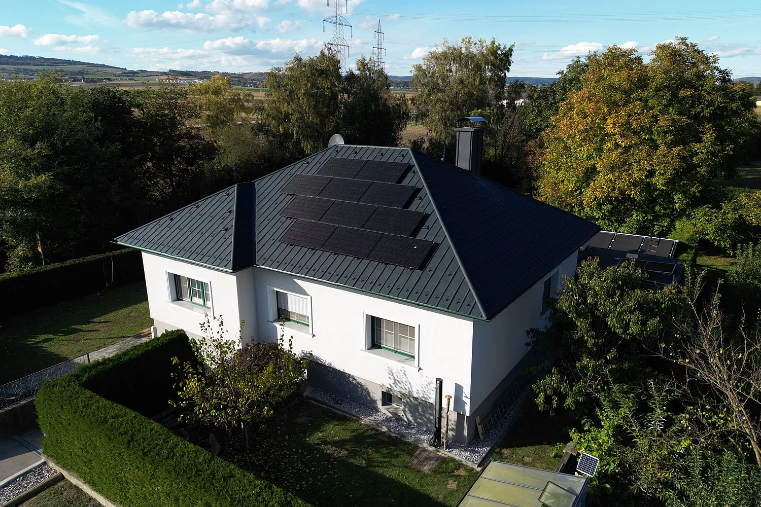 Drohnenaufnahme eines Einfamilienhauses nach der Sanierung seitlich