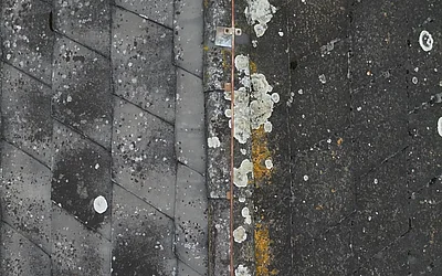 Nahaufnahme des alten Dachs vor der Sanierung