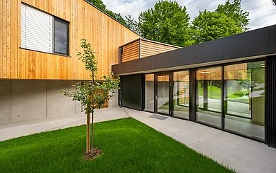 Seitliche Ansicht des Kindergarten Zubaus in Weinburg