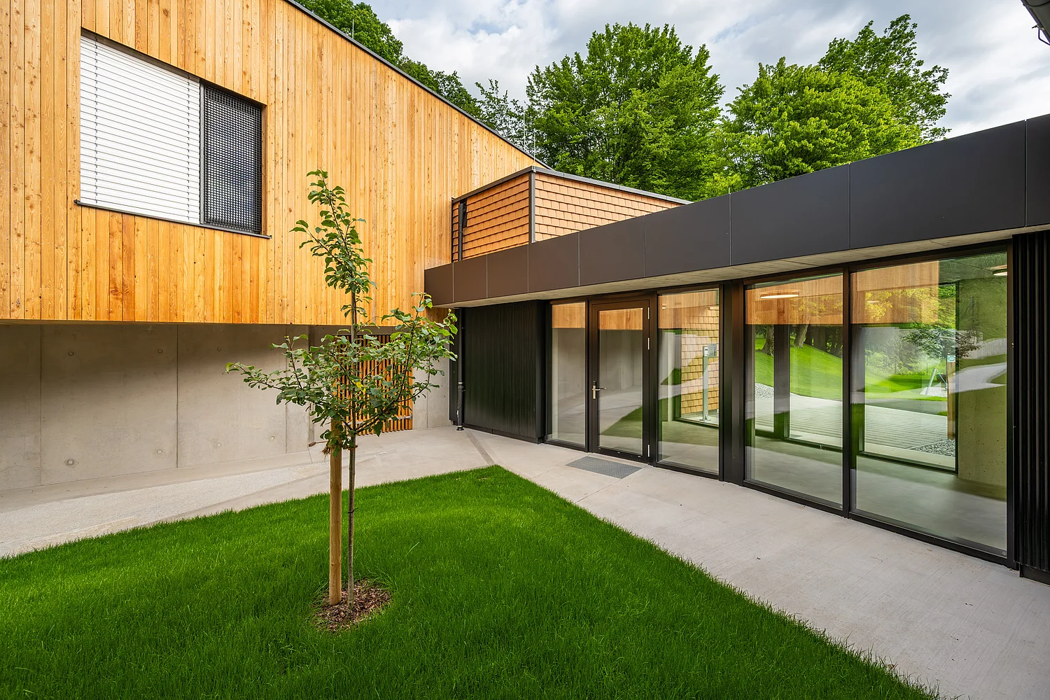 Seitliche Ansicht des Kindergarten Zubaus in Weinburg