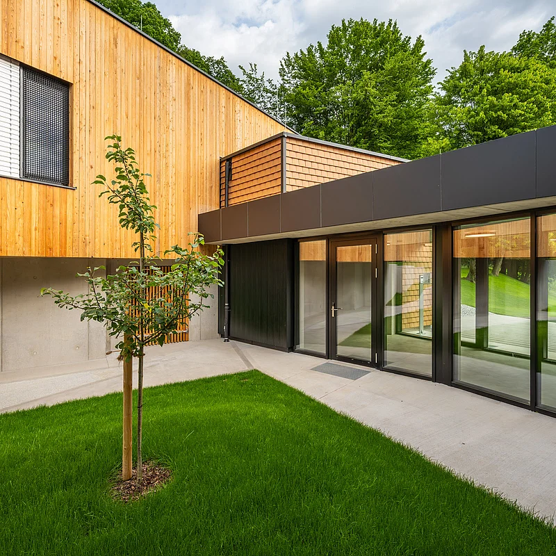 Seitliche Ansicht des Kindergarten Zubaus in Weinburg