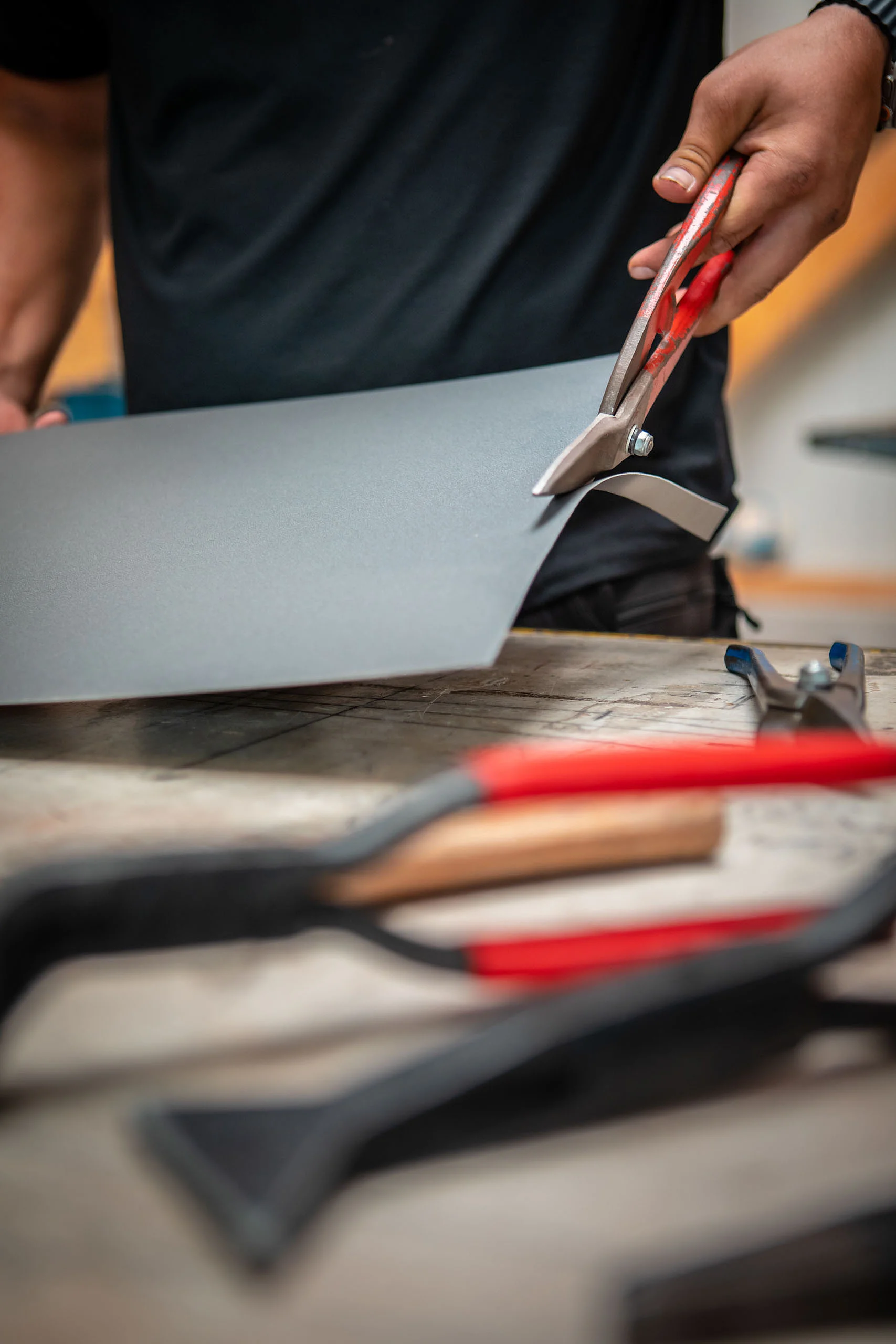 ein Blech mit einer Blechschere zugeschnitten