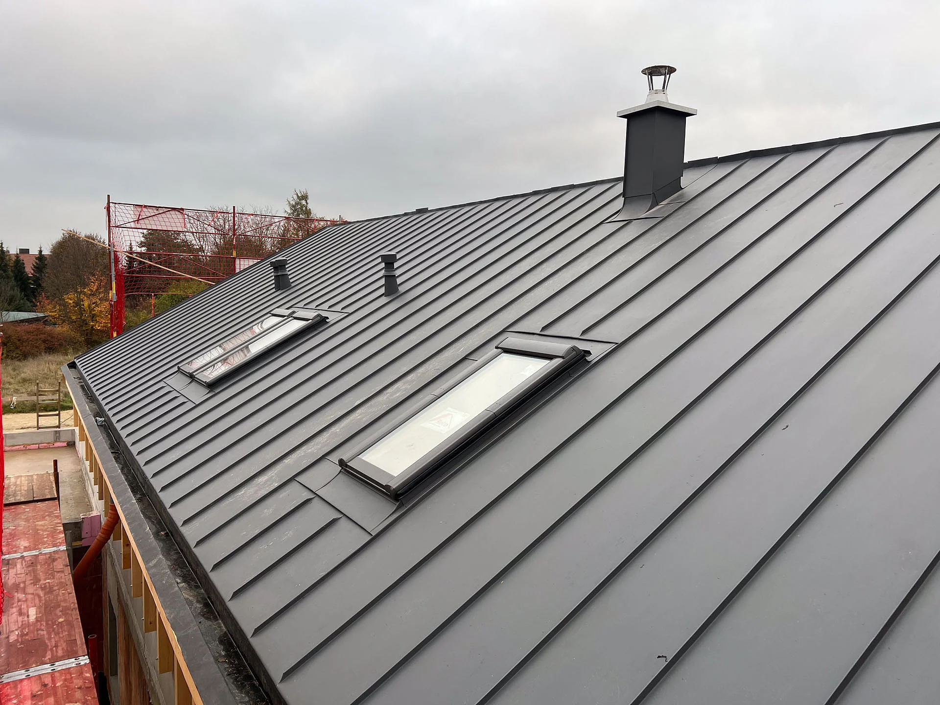 Ein Blechdach mit Dachfenster vom Spengler Kotrnec