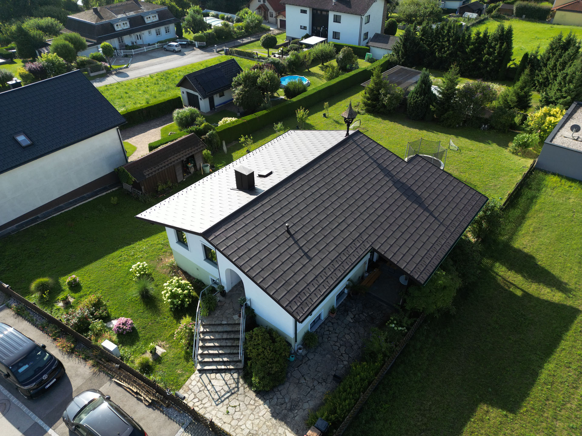 Drohnenaufnahme der fertigen Dachsanierung eines Einfamilienhauses in Karlstetten seitlich von oben